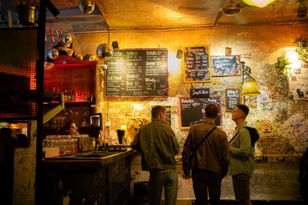Bar in der Nähe finden: Der komplette Guide für Nightlife, Drinks, Locations und entspannte Abende unterwegs